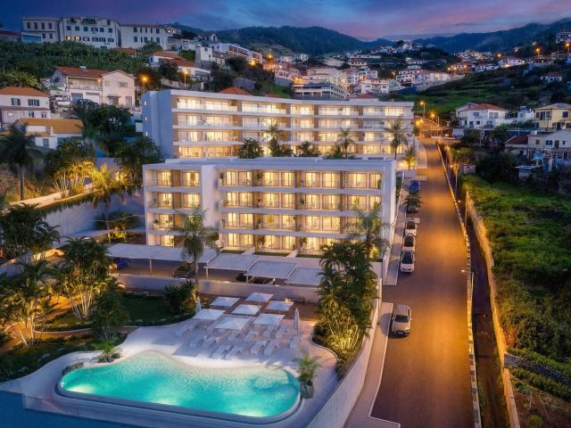 Luxuoso Apartamento T2+1 Mobilado com Varanda 153m² Calheta