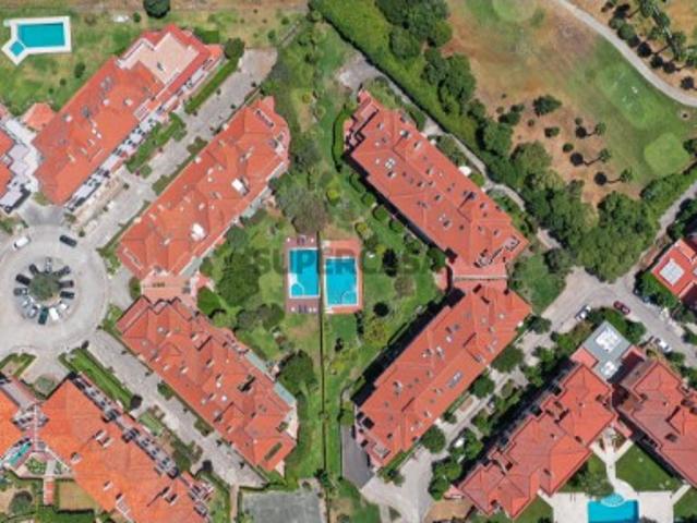 Luxuoso Apartamento T2 com Terraço Privativo, Jardim e Piscina para Venda Quinta da Beloura, Sintra