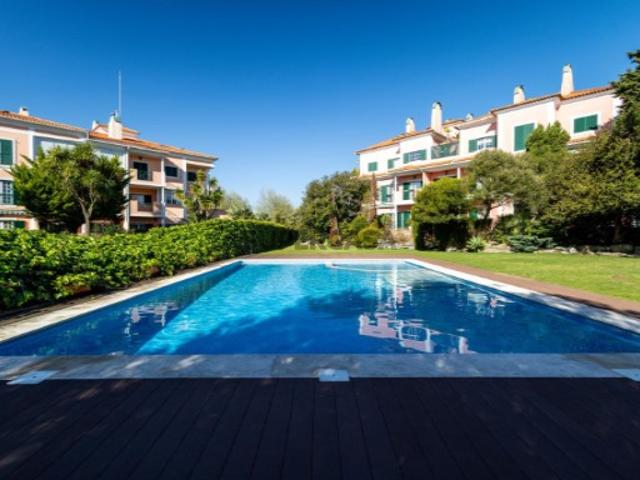 Luxuoso Apartamento T2 com Terraço Privativo, Jardim e Piscina Quinta da Beloura, Sintra
