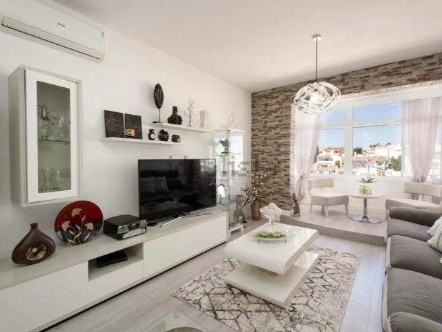 Luxuoso Apartamento T3+1 Totalmente Renovado na Cidade Velha com Grande Terraço e a Poucos Passos da Praia