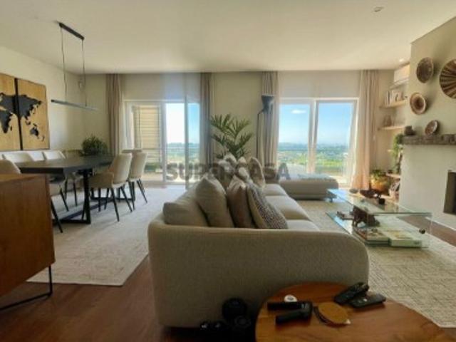 Luxuoso Apartamento T3 de 185m² no Prestigiado Condomínio Belas Clube de Campo