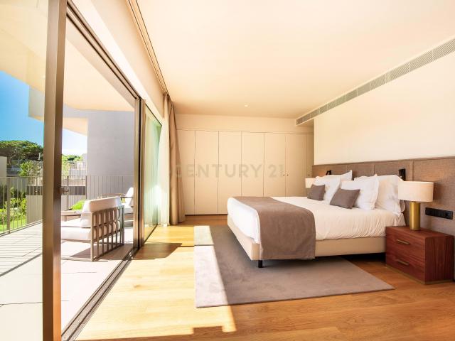 Luxuoso Duplex T4 na Quinta da Marinha com Piscina Privativa