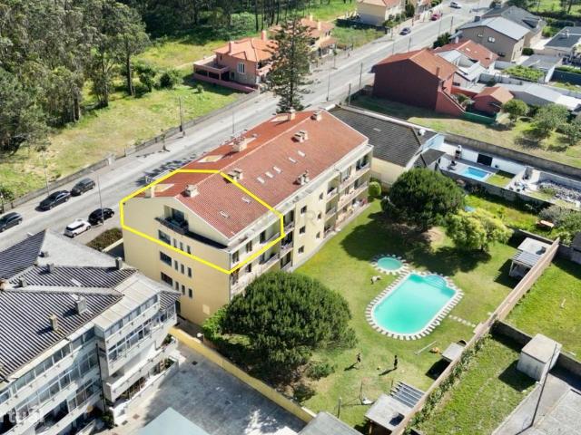 Luxuoso T4 Duplex em Condomnio com Piscina e Vista Mar