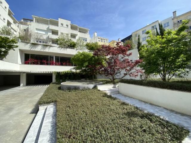 Luxuoso T1 com ABP 71,7m2 no coração da Baixa do Porto, no emblemático edifício Emporium, com varanda, garagem e arrumos