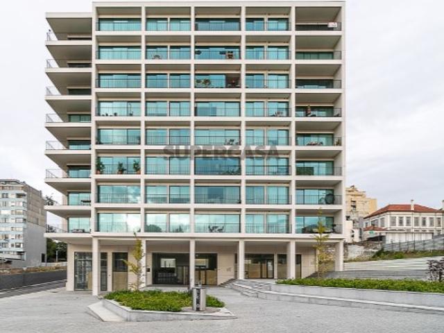 Luxuoso T3 Novo com 3 Suites, Varandas e Box para 2 carros 8º Andar com Vistas Para o Rio Douro