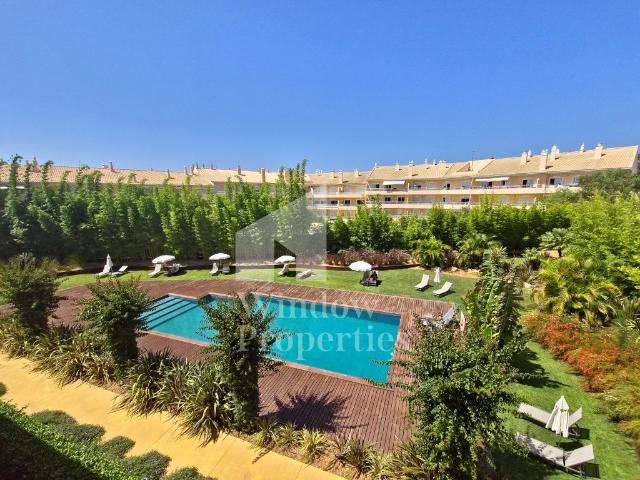 Luxuoso T3 com jardins exuberantes, piscina, dois lugares ga. 0m² Quarteira