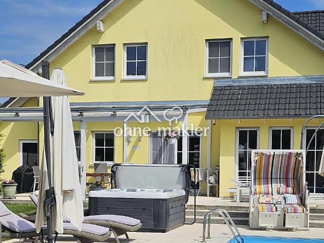 Luxus Oase am Waldrand: Modernes A + Effizienzhaus mit Pool und Top Bahnanbindung!