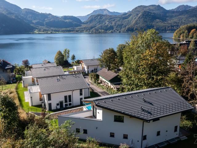 Luxus Pur am Mondsee | Einfamilienhaus mit Pool, Garten und privatem Seezugang!