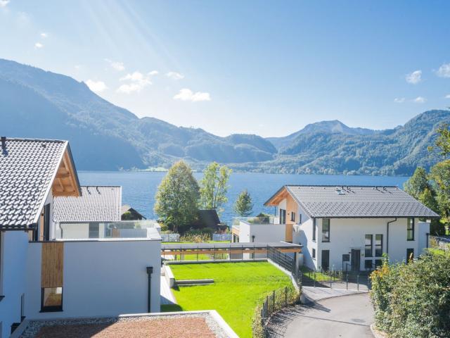 Luxus Pur am Mondsee | Einfamilienhaus mit Pool, Garten und privatem Seezugang!