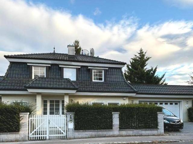 Luxusresidenz mit Indorpool und schönem Garten in exklusiver Lage in Baden