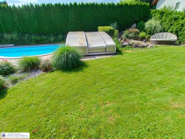 Luxusvilla mit großzügigem Garten, Pool und 3 Garagen in idyllischer Lage!