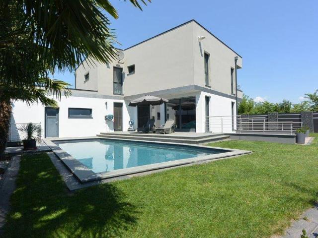 Luxusvilla mit Poolparadies und Business Option – Exklusives Wohnen auf 350 m² im Grünen!