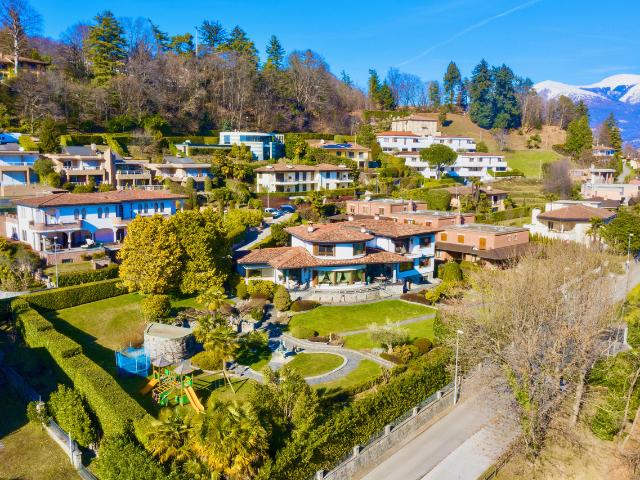 Luxusvilla in Lugano zu verkaufen – Blick auf den See, den Garten und den Pool