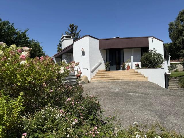 LUXUSVILLA IN VESSY MIT LANDSCHAFTSBLICK UND POOL