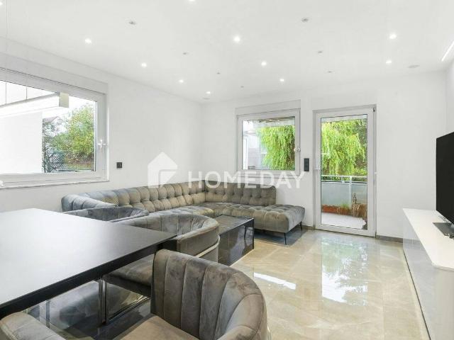 Luxuriös und komplett möbliert: Hochwertige 4 Zimmer Wohnung mit EBK, Loggia, Fitnessbereich und TG