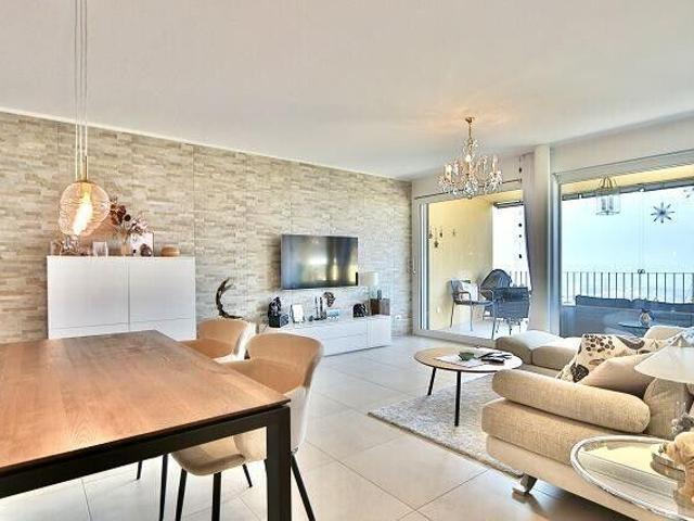 Luxuriöse 3 1/2 Zimmer Terrassenwohnung an Panoramaaussichtslage mit Seeblick / appartamento di 3 1/2 locali con vista panoramica anche sul lago | dreamo. Ch