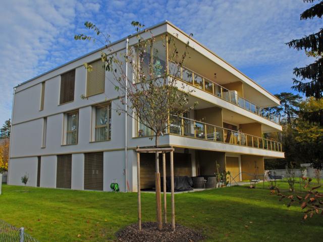 Luxuriöse 2,5 Zimmer Wohnung im Erdgeschoss