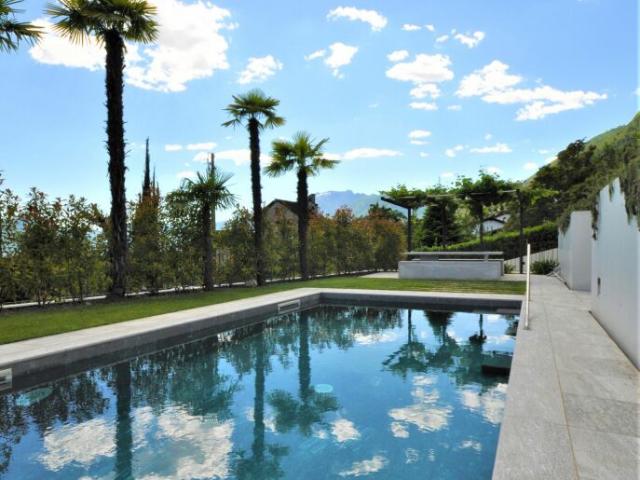 Luxuriöse 2.5 Zimmerwohnung mit Seesicht, grosser Sonnenterrasse, Schwimmbad und Wellnessbereich