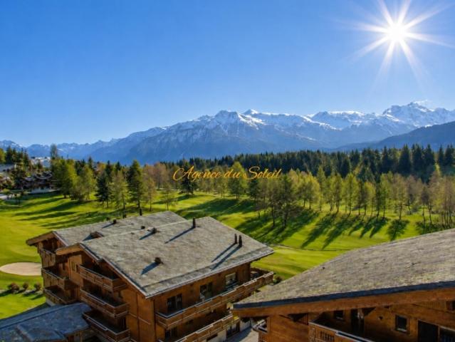 Luxuriöse 5,5 Zimmer Wohnung im Zentrum des Resorts und direkt am Rand des Golfplatzes