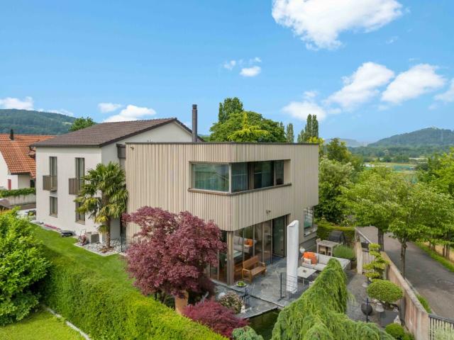 Luxuriöse 6.5 Zimmer Villa mit herrlichem Garten, Poolanlage und Koi Teich
