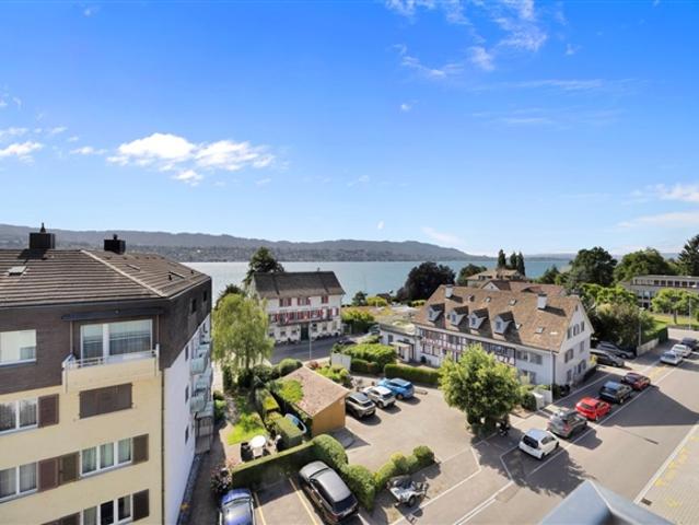 Luxuriöse Attikawohnung mit traumhaftem Zürichseeblick