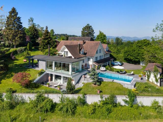 Luxuriöse Panorama Villa mit Aussenpool, Wellnessoase und traumhaftem Weitblick