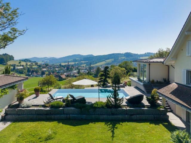 Luxuriöse Panorama Villa mit Aussenpool, Wellnessoase und traumhaftem Weitblick