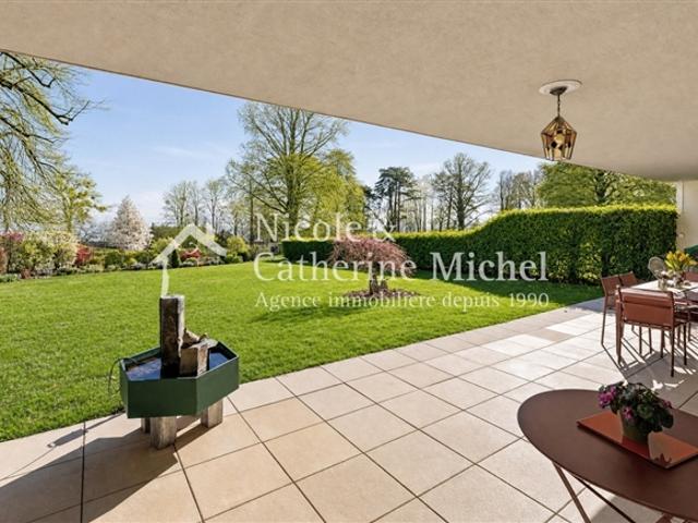 Luxuriöse Wohnung mit Garten und Blick auf den See