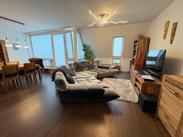 Luxuriöse, voll möblierte 3 Zimmer Wohnung mit zwei Balkonen und Tiefgarage