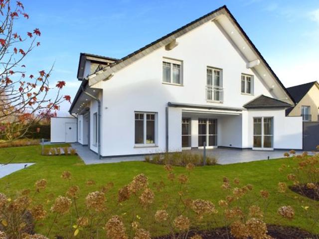 Luxuriöses Einfamilienhaus auf traumhaftem Grundstück mit Pool