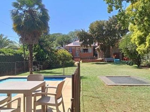 luxurious 3 bedroom house on the mar.