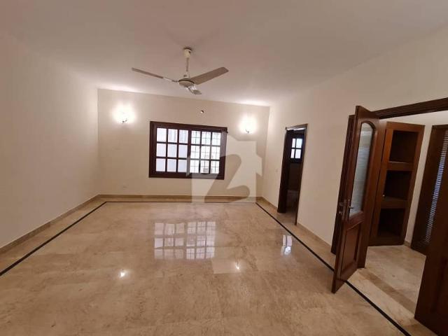 Luxurious 1000 square yard 6 bedroom executive bungalow for rent in dha karachi