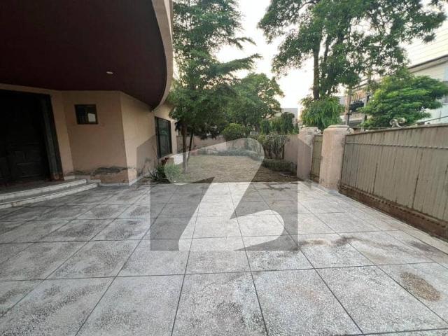 Luxurious 10 marla house for sale in eme society, lahore