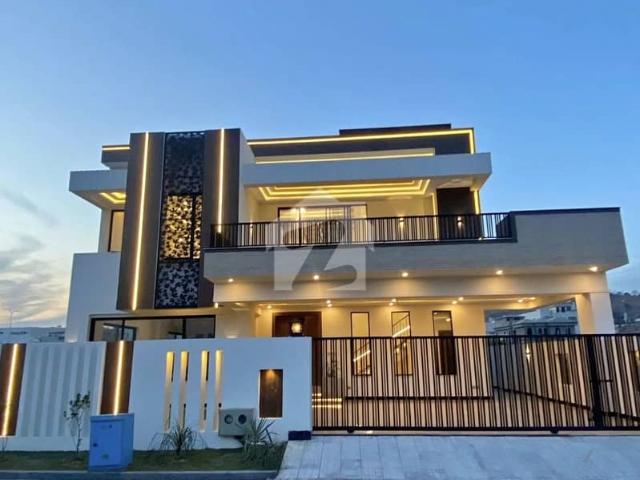 Luxurious 1 Kanal Designer House for Rent