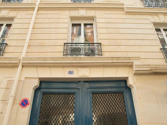 Luxurious 2 bedroom Design Apartment in the heart of Paris' 10th arrondissement, Paris Amsterdam Apartments for Rent