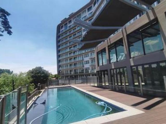 luxurious 2 bedroom, 2 bathroom apar.