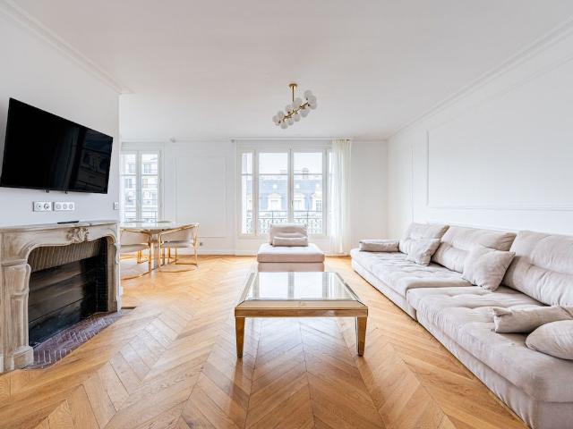 Luxurious 2BR Apartment in the Golden Triangle on Avenue Montaigne, Paris Amsterdam Apartments for Rent