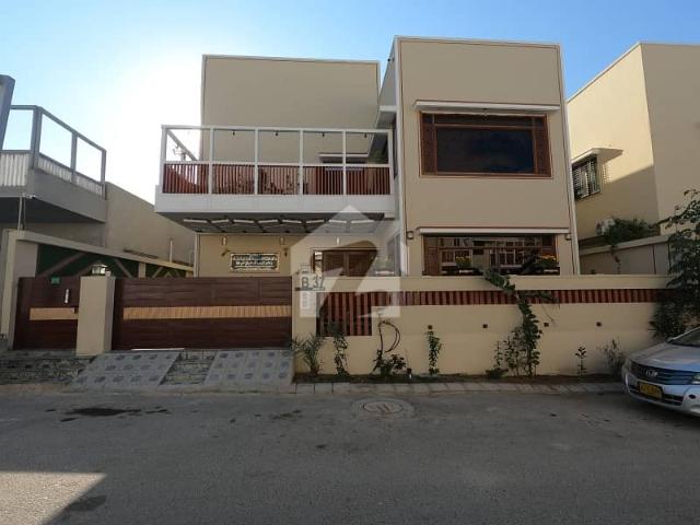 Luxurious 400 Square Yard Villa | 8 Bed D/ For Sale