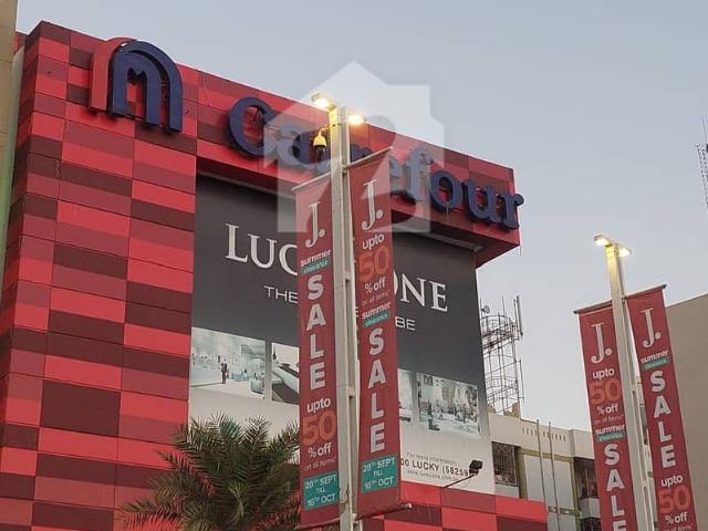 Luxurious 4 Bedrooms Drawing & Dining Apartment for Rent in LuckyOne Mall & Apartments