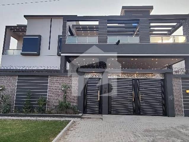 Luxurious 600 square yards house basement + ground + one floor for sale in sector x 150 wide road gulshan e maymar karachi