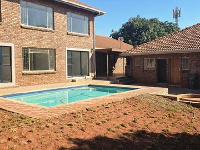 luxurious 6 bedroom family home in t.