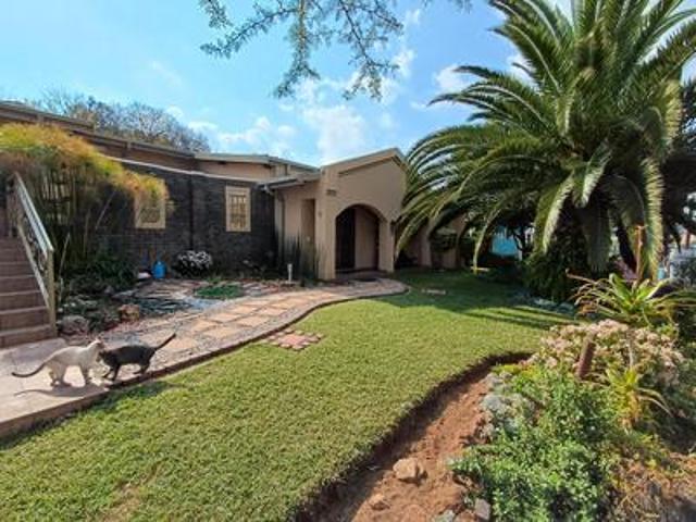 luxurious 6 bedroom family home, spa.
