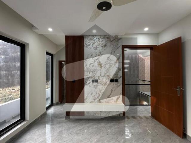 Luxurious 8 Marla Designer House E Block Prime Location | B 17