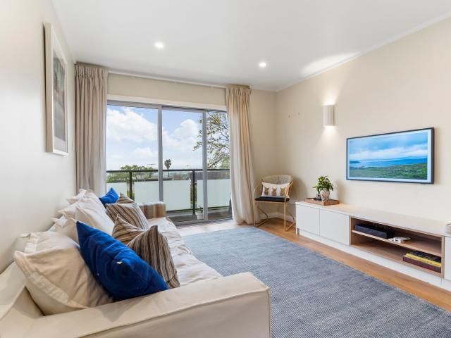 Luxurious Appointed Unit with Water Views