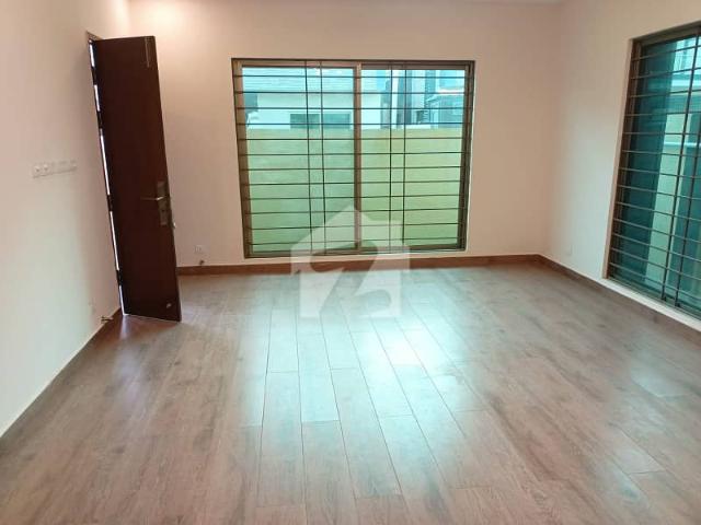 Luxurious Beautiful Independent House 500 Sq Yards