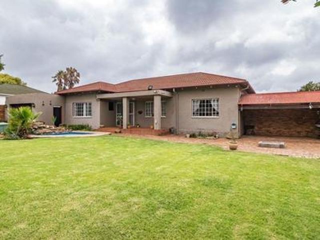 luxurious family home with student a.