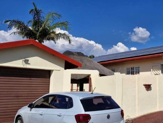 LUXURIOUS, MOVE IN READY FAMILY HOME 723m² CORNER STAND IN WEST PARK