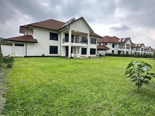 Luxurious & modern 4 bedrooms villa sitting on 1/4 of an acre compound with beautiful garden