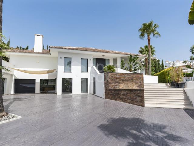 Luxurious Villa Close To The Beach