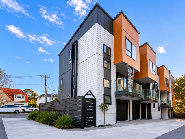 Luxuriously Appointed Corner Townhouse | Unbeatable Location 4B/190 Green Lane West Greenlane, Auckland